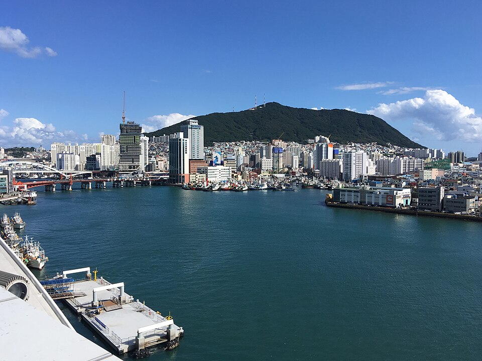 바다 건너 바라본 봉래산과 영도 시가지 — 부산 영도구 검정고시 과외