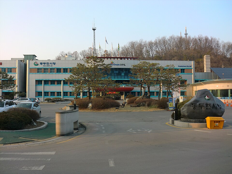 동두천시청 전경과 뒤편 산자락 — 동두천 검정고시 과외