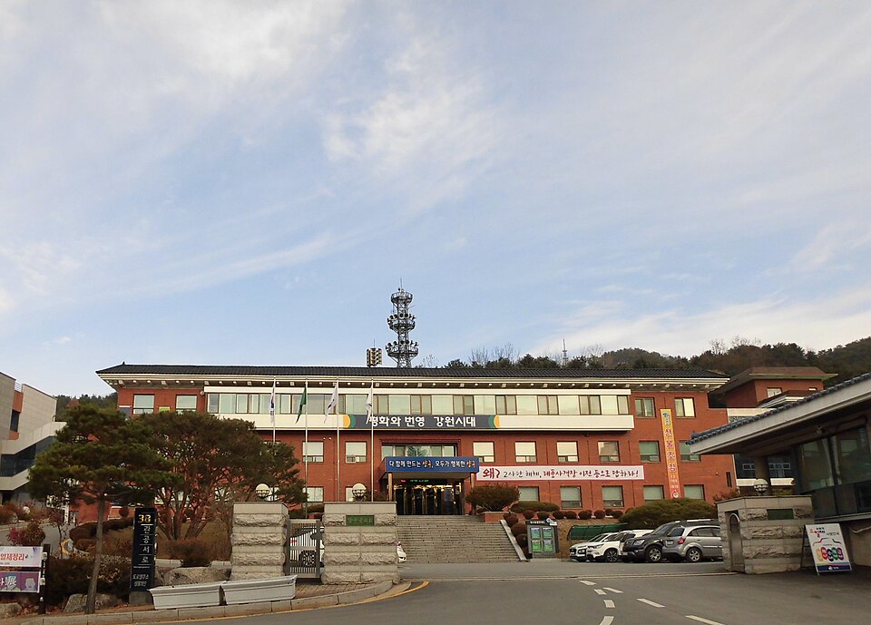 양구군청과 뒤편 산자락 — 양구 검정고시 과외