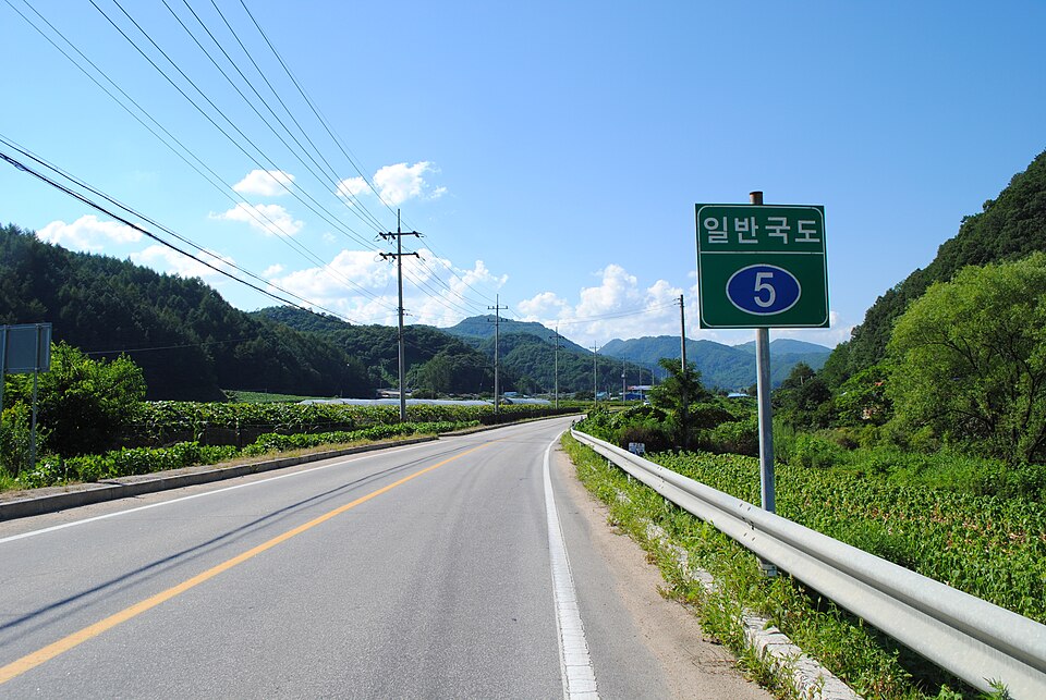 산자락을 따라 이어지는 화천의 국도 풍경 — 화천 검정고시 과외