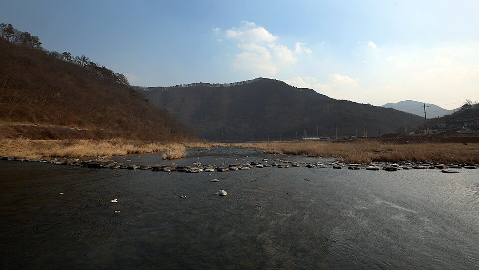 임실군 냇가의 징검다리와 산자락 — 임실 검정고시 과외