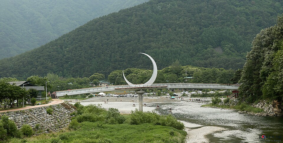 아우라지 강 위를 잇는 다리와 산자락 — 정선 검정고시 과외