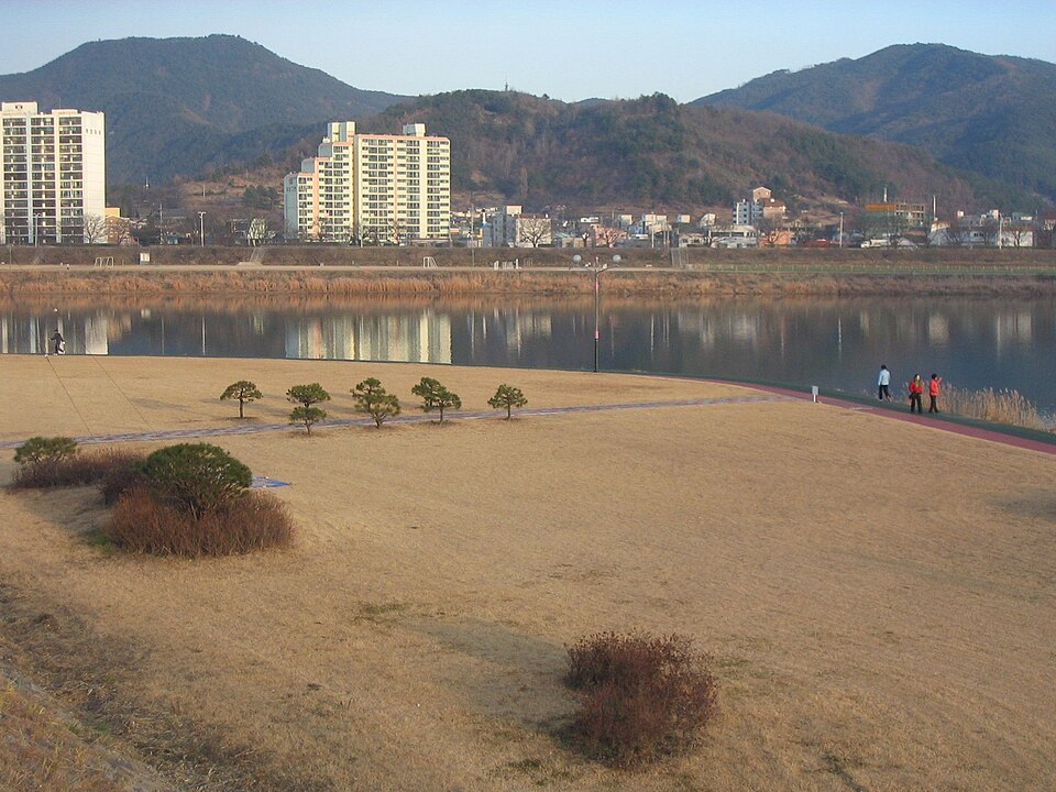 밀양강 산책로와 시가지 — 밀양 검정고시 과외