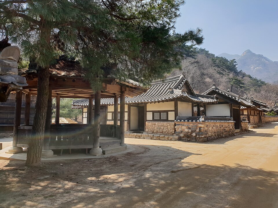 문경새재 한옥 거리와 산 — 문경 검정고시 과외
