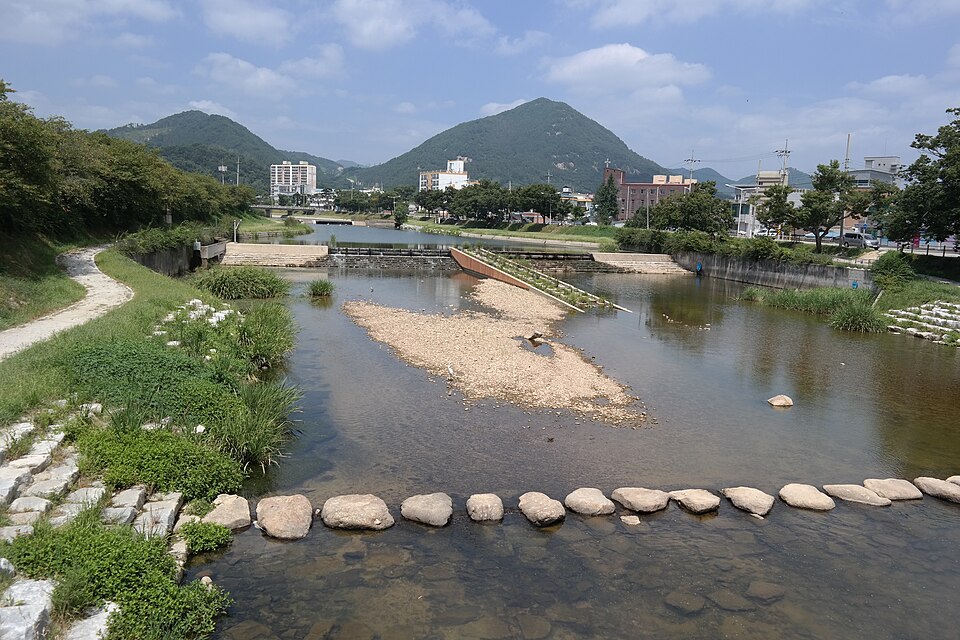 순창읍을 가로지르는 경천과 주변 산 — 전북 순창 검정고시 과외