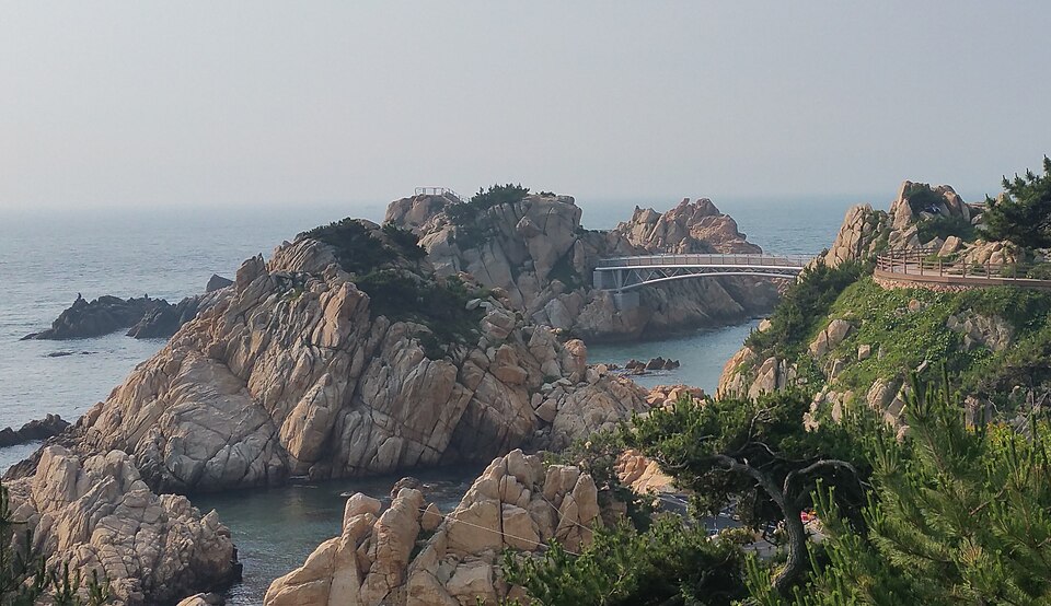 울산 동구 대왕암공원의 바위 해안과 출렁다리 — 울산 동구 검정고시 과외